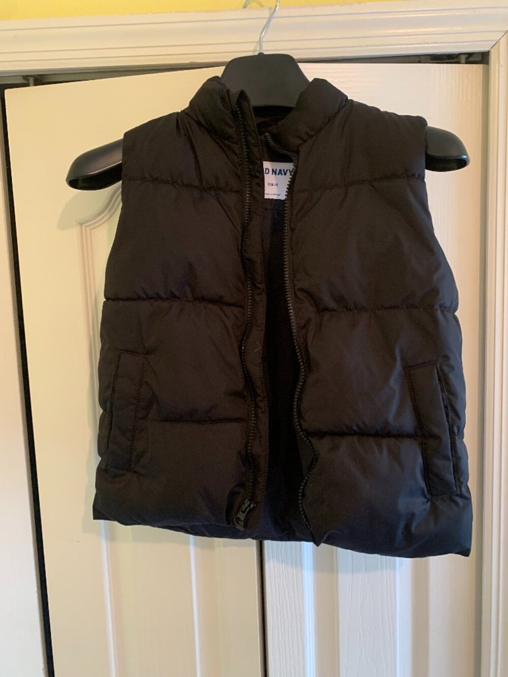 Old Navy Boys' Black Puffer Vest - Size (6-7)